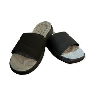 Women’s slip on croc’s